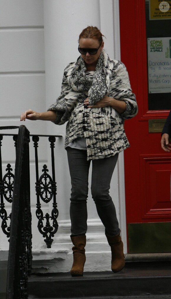 Stella McCartney à la sortie de l'école de ses enfants à Londres, le 22 septembre 2010