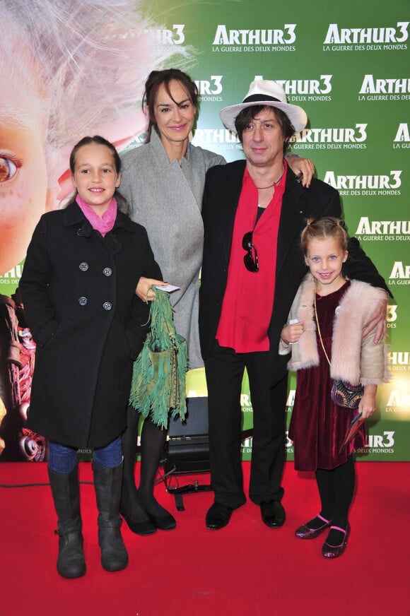 Eric Serra et sa famille à l'avant-première d'Arthur 3, à l'UGC Ciné Cité Bercy, le 26 septembre 2010