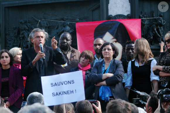 La manifestation du 12 septembre 2010 à Paris en soutien à l'Iranienne condamnée à la lapidation, Sakineh Mohammadi Ashtiani : sur la photo, Bernard-Henri Lévy prend la parole