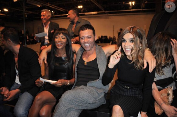 Naomi Campbell et Carine Roitfeld lors du défilé Hakaan Tildirim à Paris, le 29 septembre 2010