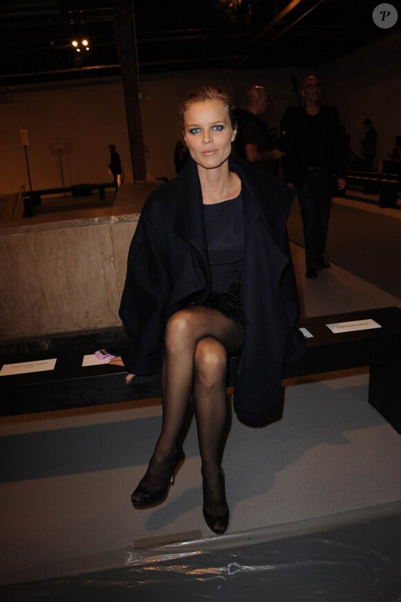 Eva Herzigova lors du défilé Hakaan Tildirim à Paris, le 29 septembre 2010