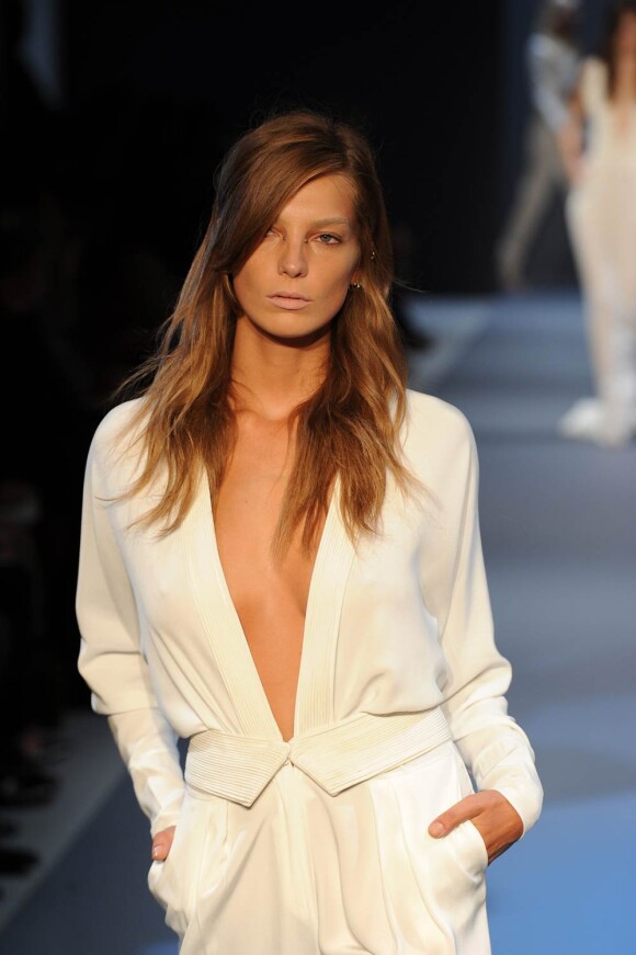 Daria Werbowy défile pour Hakaan Tildirim à Paris, le 29 septembre 2010