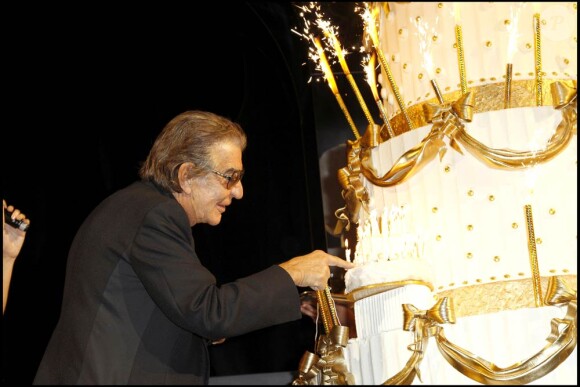 Roberto Cavalli et son gâteau à l'occasion des 40 ans de la maison Cavalli qui se sont tenus aux Beaux-Arts, dans le cadre de la Fashion Week, à Paris, le 29 septembre 2010.