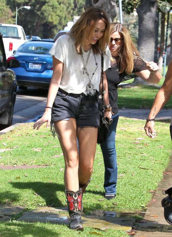 Miley Cyrus se rend chez des amis à Westwood (Californie), jeudi 30 septembre.
