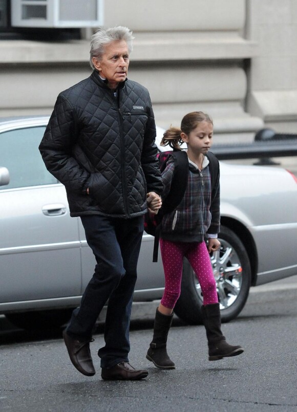 Michael Douglas emmène sa fille Carys à l'école, à New York