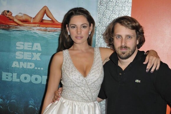 Alexandre Aja et Kelly Brook à l'occasion de la promotion de Piranha 3D, à Paris, en septembre 2010.