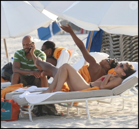 Serena Williams et son compagnon Common passent une après-midi à la plage à Miami