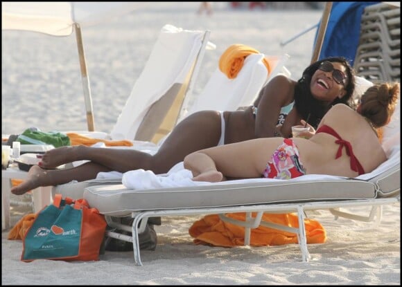Serena Williams et une amie passent une après-midi à la plage à Miami
