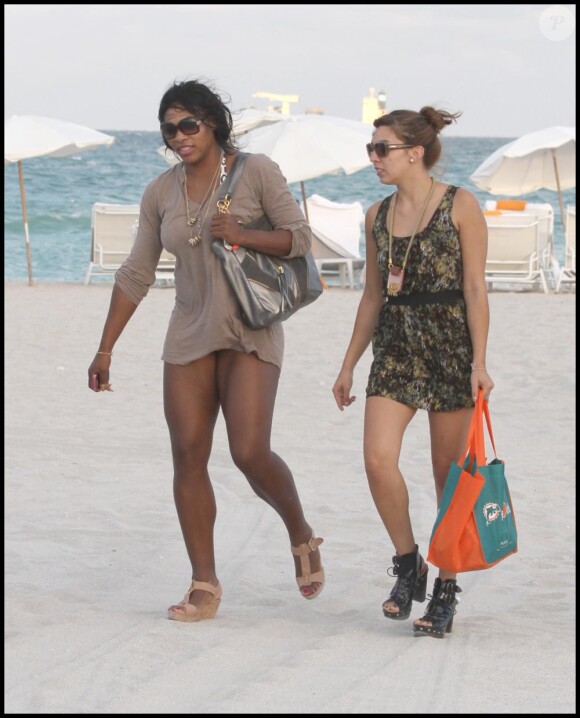 Serena Williams passe une après-midi à la plage à Miami, avec une amie