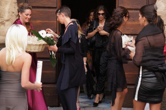 Elisabetta Canalis est de retour chez elle en Italie près d'Oristano en Sardaigne le 20 septembre 2010 lors du mariage d'une de ses amies 
