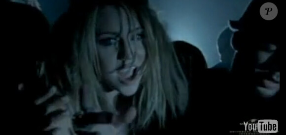 Miley Cyrus dans le clip de Who owns my heart.
