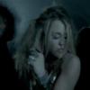 Miley Cyrus dans le clip de Who owns my heart.