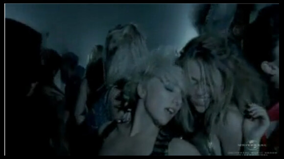 Miley Cyrus : Zéro pudeur quand elle drague une danseuse dans son nouveau clip !