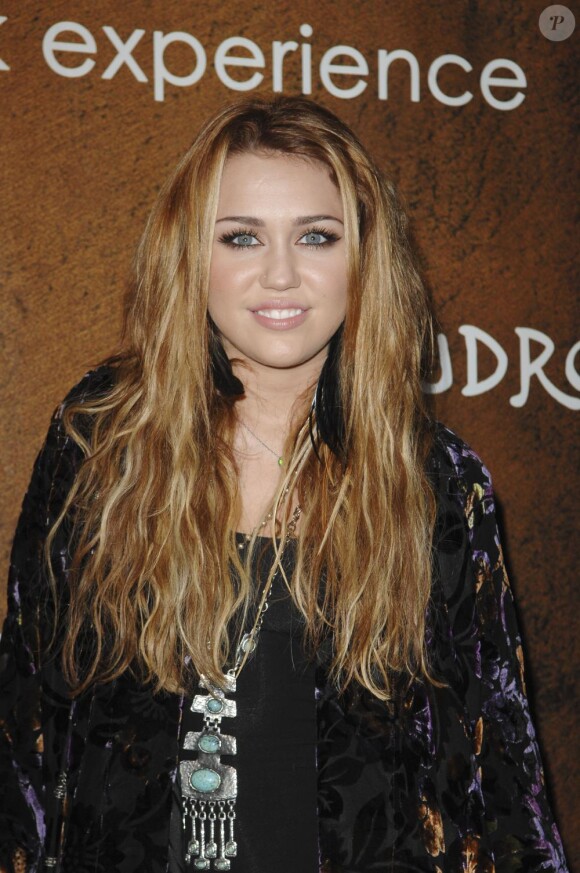 Miley Cyrus arrive à l'inauguration du restaurant grec Xandros, à Los Angeles, jeudi 8 octobre.