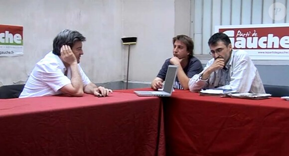 Jean-Luc Mélenchon (gauche) attaque David Pujadas dans Fin de consession, le documentaire de Pierre Carles (droite), en salles le 27 octobre 2010