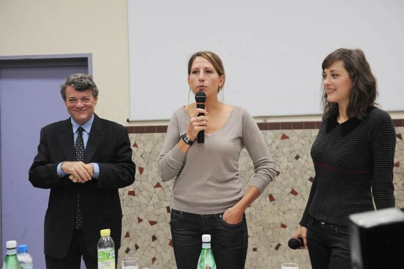 Marion Cotillard secondait Maud Fontenoy, en présence de Jean-Louis Borloo, à l'occasion d'une campagne de sensibilisation aux problématiques environnementales, le 8 octobre au collège Valmy, à Paris.
