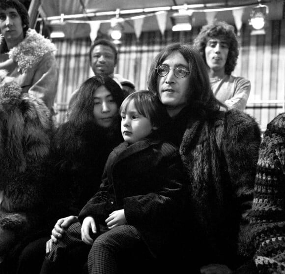 A l'occasion des commémorations en hommage à John Lennon (photo : avec Yoko et son fils Julian, en 1968), qui aurait eu 70 ans le 9 octobre 2010, Yoko Ono a rendu grâce publiquement à Paul McCartney pour avoir sauvé leur mariage !