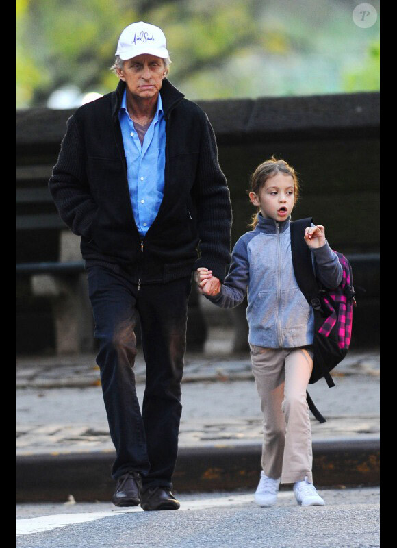 Michael Douglas emmène sa fille Carys à l'école, à New York, le 7 octobre 2010