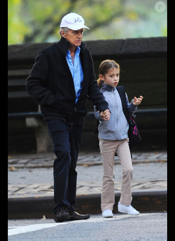 Michael Douglas emmène sa fille Carys à l'école, à New York, le 7 octobre 2010