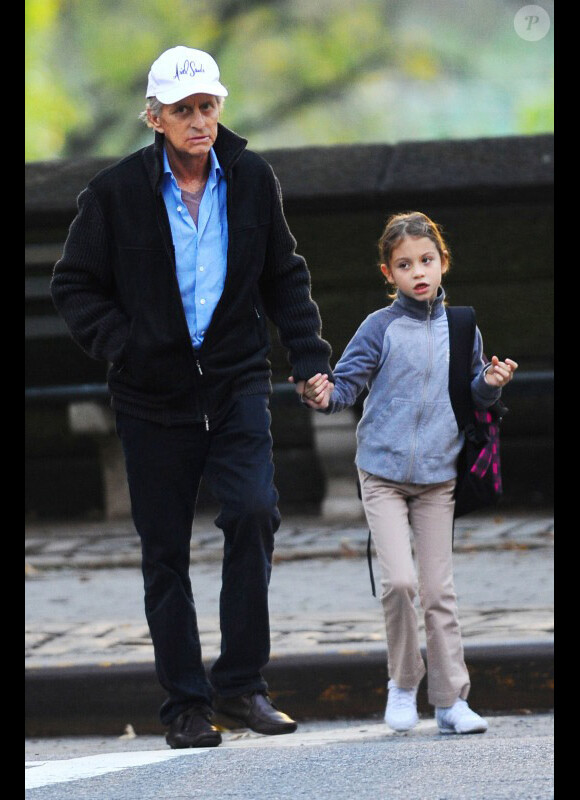 Michael Douglas emmène sa fille Carys à l'école, à New York, le 7 octobre 2010