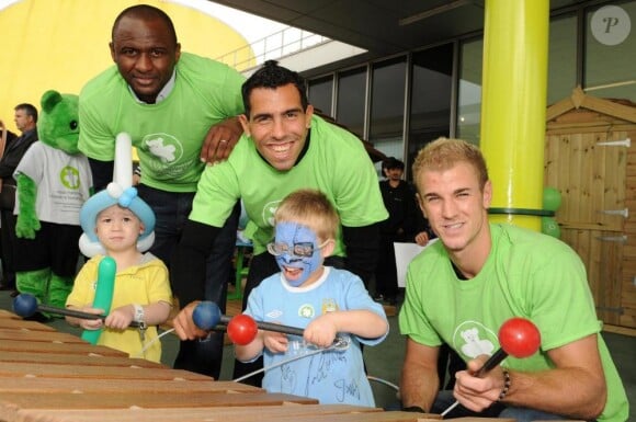 Patrick Vieira, Carlos Tévez et Joe Hart assistent à l'ouverture de l'aire de jeu de l'hôpital pour enfants de Manchester, le 20 septembre 2010