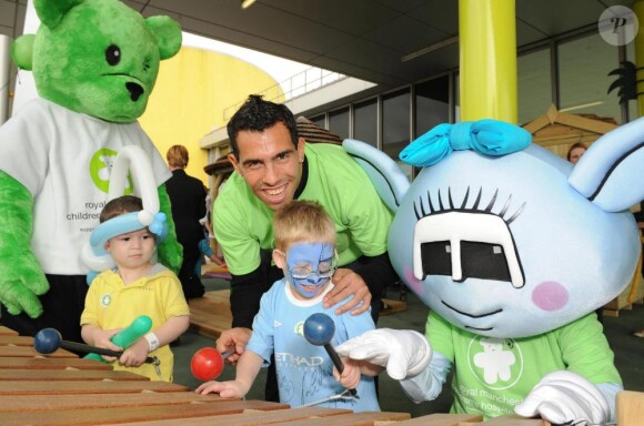 Carlos Tévez assiste à l'ouverture de l'aire de jeu de l'hôpital pour enfants de Manchester, le 20 septembre 2010