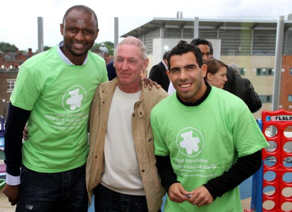 Patrick Vieira et Carlos Tévez assistent à l'ouverture de l'aire de jeu de l'hôpital pour enfants de Manchester, le 20 septembre 2010