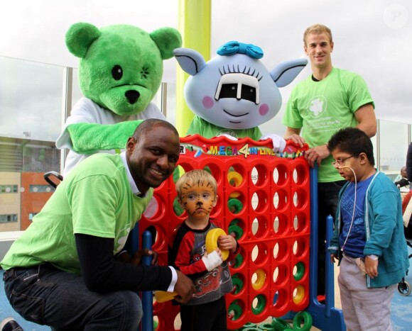 Patrick Vieira et Joe Hart assistent à l'ouverture de l'aire de jeu de l'hôpital pour enfants de Manchester, le 20 septembre 2010