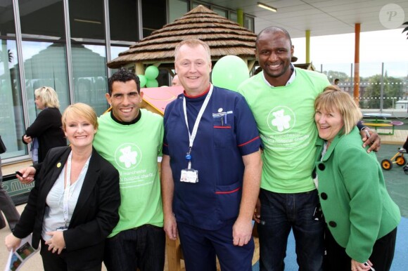 Carlos Tévez et Patrick Vieira assistent à l'ouverture de l'aire de jeu de l'hôpital pour enfants de Manchester, le 20 septembre 2010