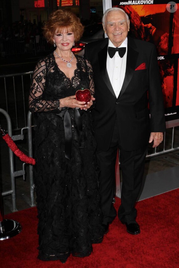 Ernest Borgnine et sa femme, à l'occasion de l'avant-première de RED, qui s'est tenue au Graumann's Chinese Theatre d'Hollywood, à Los Angeles, le 11 octobre 2010.
