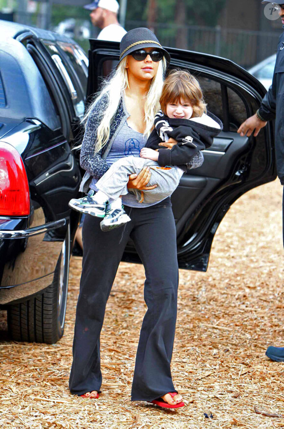 Christina Aguilera chez Pumpkin Patch avec son fils Max Liron à la  recherche de la citrouille idéale le 14 octobre 2010 à Los Angeles
