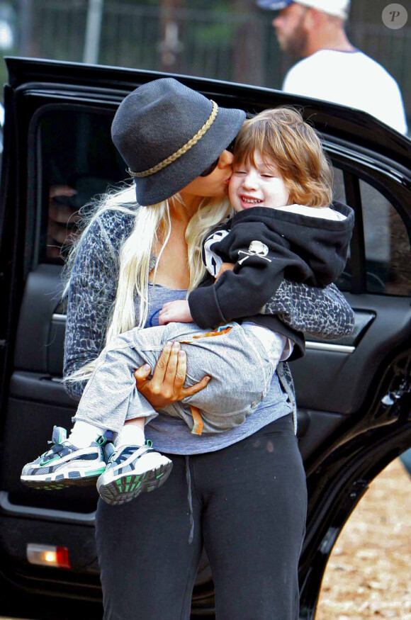 Christina Aguilera chez Pumpkin Patch avec son fils Max Liron à la  recherche de la citrouille idéale le 14 octobre 2010 à Los Angeles