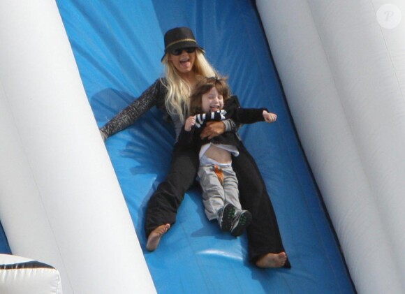 Christina Aguilera chez Pumpkin Patch avec son fils Max Liron à la recherche de la citrouille idéale le 14 octobre 2010 à Los Angeles