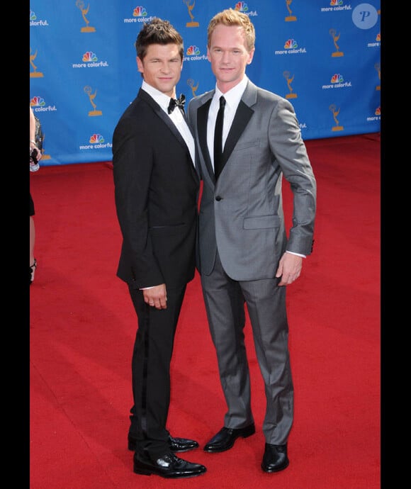 Neil Patrick Harris et son compagnon David Burka posent lors des Emmy Awards en août 2010, à Los Angeles
