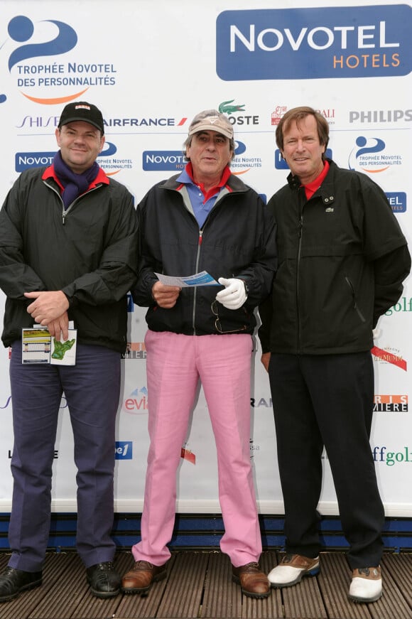 Un participant, Philippe Lavil et Hubert Auriol lors du tournoi de golf des personnalités à Guyancourt le 15 octobre 2010
