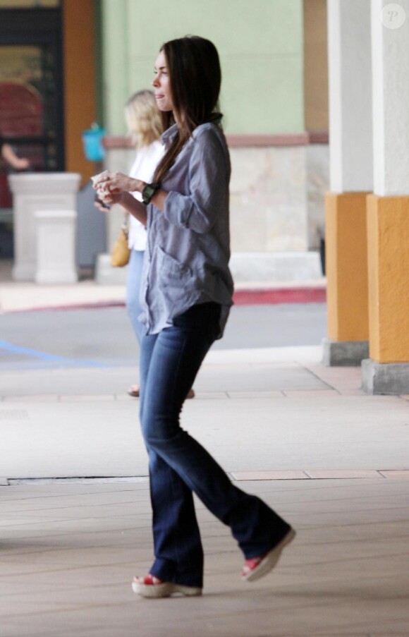Brian Austin Green fait le plein d'essence à Studio City, le jeudi 14 octobre, pendant que son épouse Megan Fox se rend à la supérette de la station service.