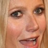 Gwyneth Paltrow adepte des yeux fardés et d'une bouche nude.
