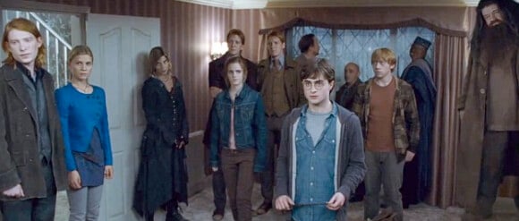 Harry Potter et les Reliques de la mort - partie 1 : Le sorcier et ses amis doivent échapper aux Mangemorts de Voldemort : en bleu, Fleur Delacour, alias Clémence Poésy
