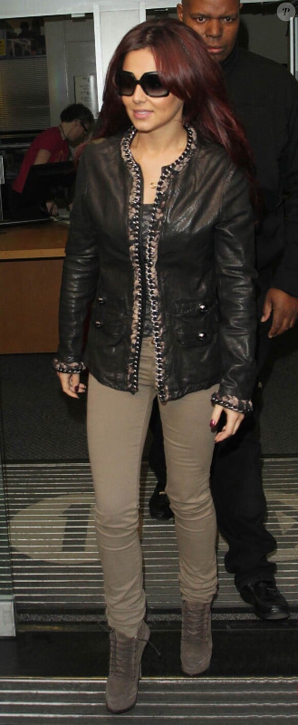 Cheryl Cole dans une tenue au top fait d'un slim kaki, porté avec des boots assorties Elizabeth and James et une veste en cuir à tomber, signée Mulberry. Bravo !