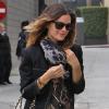 Rachel Bilson avec un boyfriend jean associé à des boots grises, un foulard imprimé, un sac Chanel et une superbe veste structurée. Nickel !