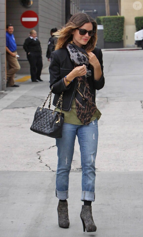 Rachel Bilson avec un boyfriend jean associé à des boots grises, un foulard imprimé, un sac Chanel et une superbe veste structurée. Nickel !