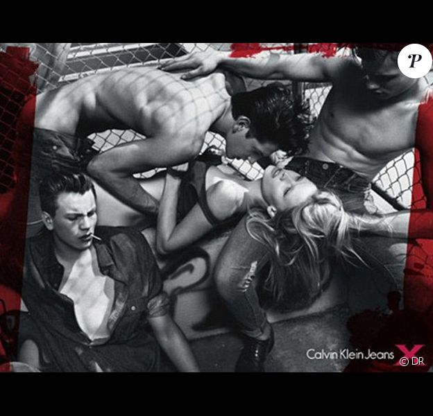 Lara Stone dans la campagne choc Calvin Klein