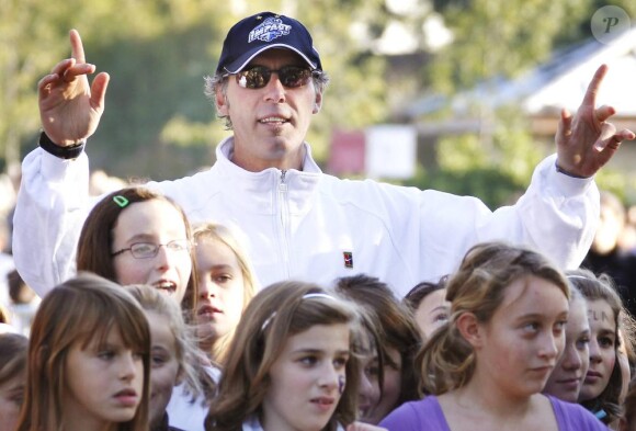 Laurent Blanc partage un jogging avec les enfants du collège Tivoli de Bordeaux, dans le cadre de la semaine Mets tes baskets et bats la maladie organisée par ELA.