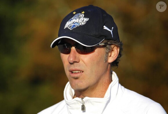 Laurent Blanc partage un jogging avec les enfants du collège Tivoli de Bordeaux, dans le cadre de la semaine Mets tes baskets et bats la maladie organisée par ELA.