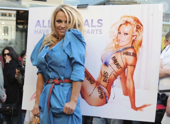Pamela Anderson apporte son soutien à la PETA durant un photocall afin de présenter la dernière campagne à Londres le 24 octobre 2010