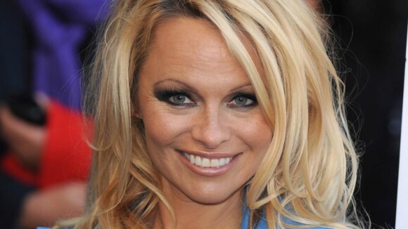 Pamela Anderson ne baisse pas les bras et se dévoile encore un peu plus !