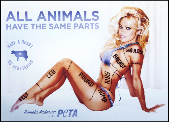 Pamela Anderson apporte son soutien à la PETA durant un photocall afin  de présenter la dernière campagne à Londres le 24 octobre 2010