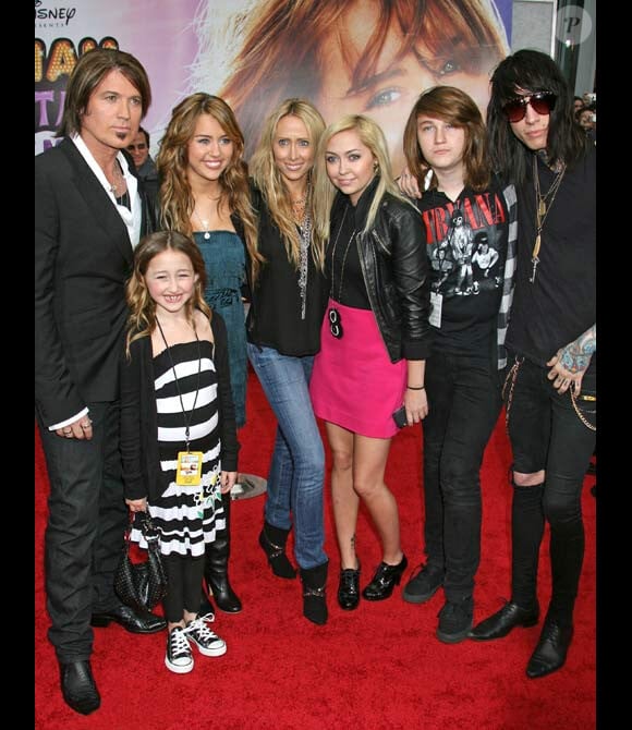 La famille de Billy Ray Cyrus au complet lors d'une avant-première à Los Angeles en avril 2009