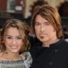 Miley Cyrus et son père Billy Ray posent, lors de l'avant première à Los Angeles en avril 2009, d'Hannah Montana
