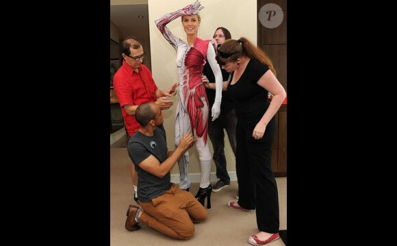 Heidi Klum dévoile son anatomie dans l'un de ses déguisements d'Halloween 2011